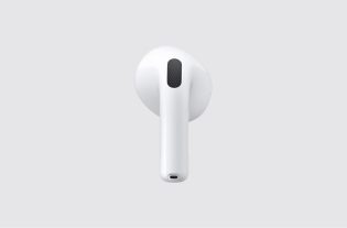 Close-up em fundo cinza claro de um fone AirPods 5, destacando o design da haste e a grade do alto-falante.