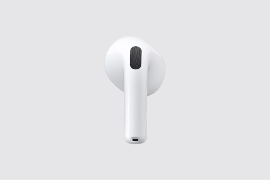 Close-up em fundo cinza claro de um fone AirPods 5, destacando o design da haste e a grade do alto-falante.
