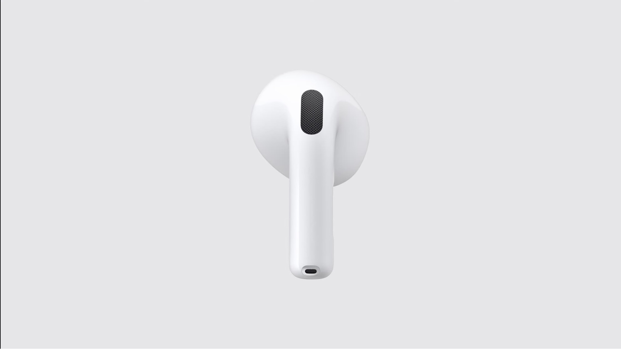 Close-up em fundo cinza claro de um fone AirPods 5, destacando o design da haste e a grade do alto-falante.