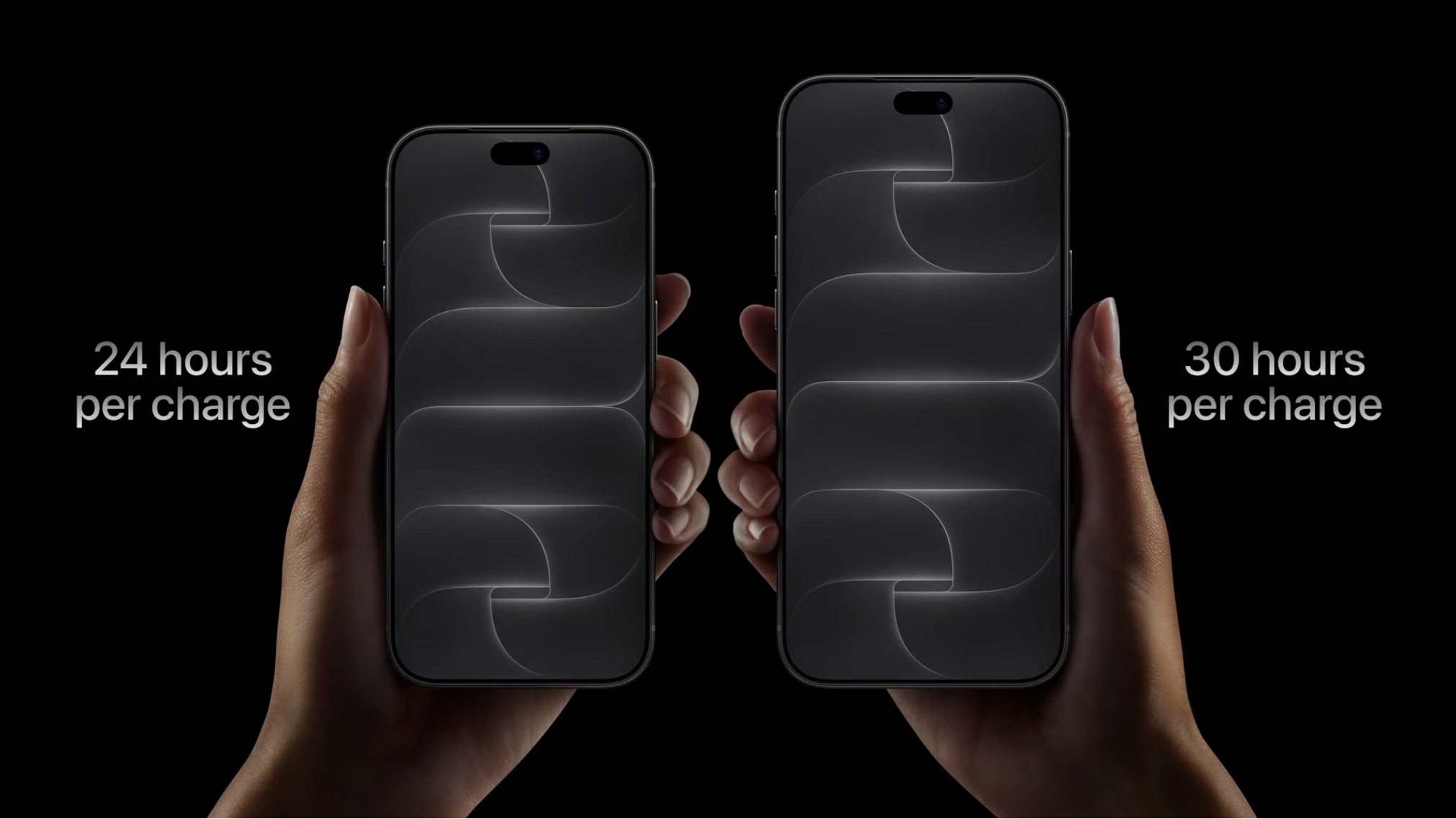 Duas mãos segurando dois modelos de iPhone contra um fundo preto, com o texto '24 hours per charge' ao lado do aparelho esquerdo e '30 hours per charge' ao lado do aparelho direito.