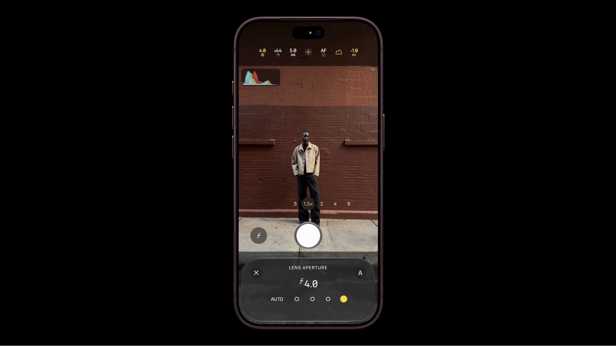 Um iPhone exibe a interface da câmera com Controles Pro ativados, mostrando um histograma no canto superior esquerdo e o menu de ajuste manual de abertura na parte inferior com a opção f/4.0 selecionada.