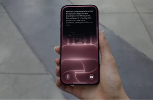Uma pessoa segura um iPhone mostrando na tela um texto correspondente a uma resposta da Siri sobre um e-mail enviado pela mãe com receitas de torta.