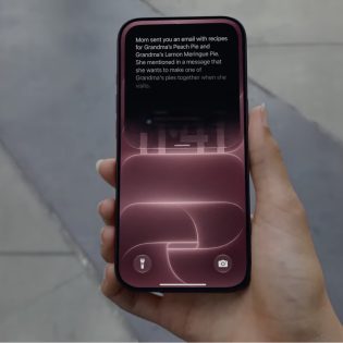 Uma pessoa segura um iPhone mostrando na tela um texto correspondente a uma resposta da Siri sobre um e-mail enviado pela mãe com receitas de torta.