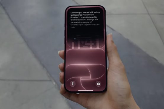 Uma pessoa segura um iPhone mostrando na tela um texto correspondente a uma resposta da Siri sobre um e-mail enviado pela mãe com receitas de torta.