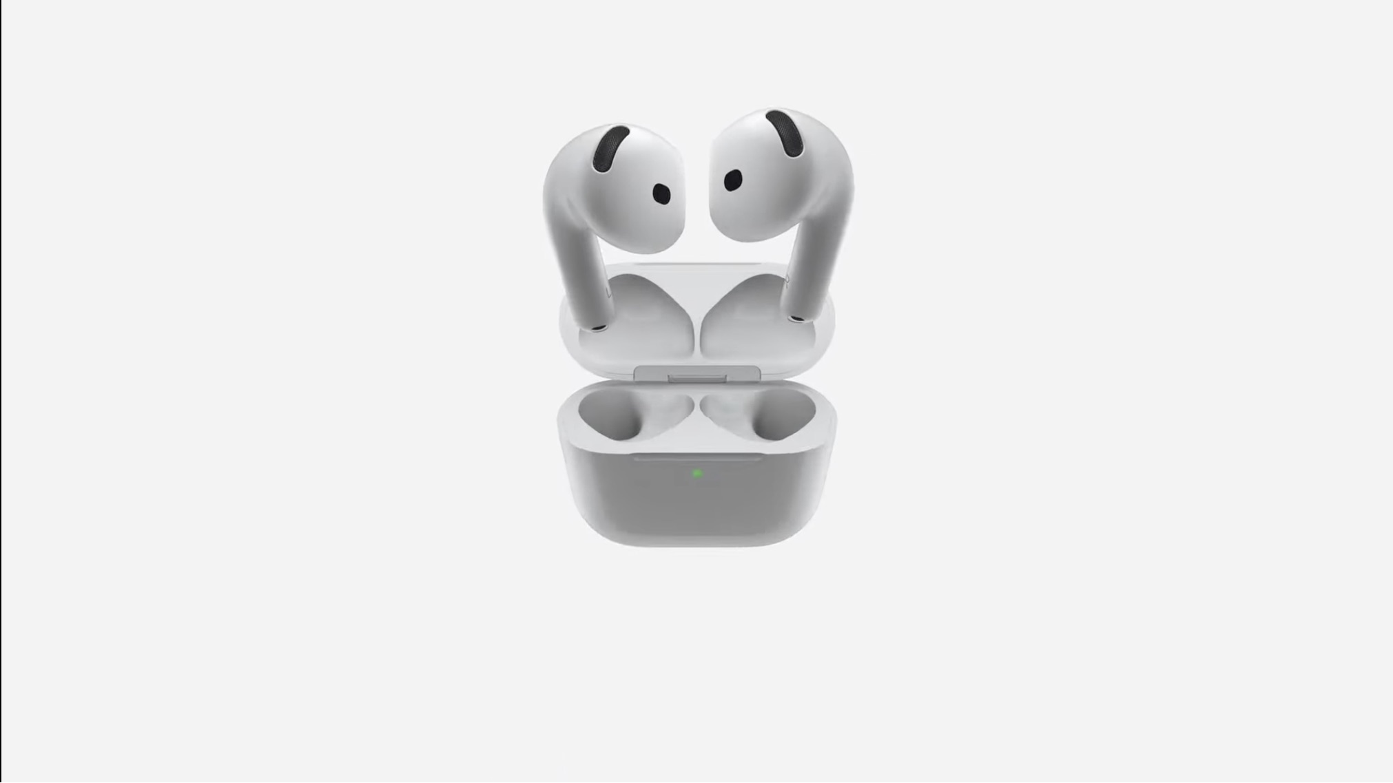 Os fones AirPods brancos posicionados em cima e ao lado do seu respectivo estojo de carregamento com luz LED verde acesa em um fundo cinza claro.